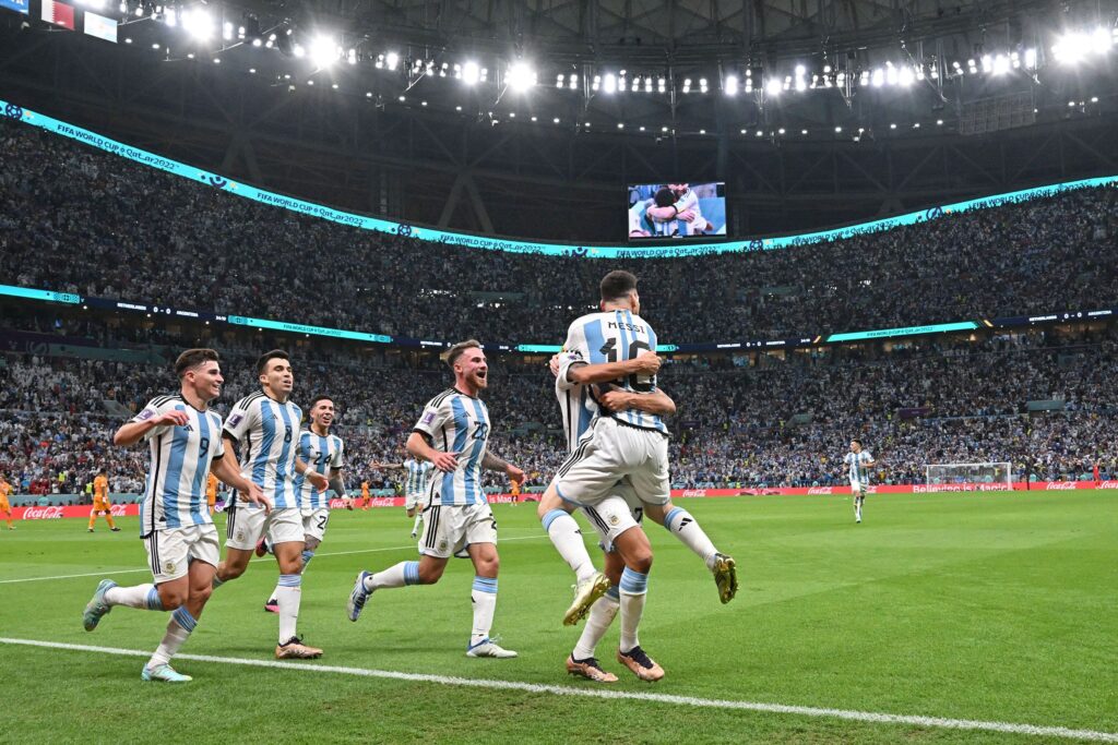 Argentina - Países Bajos | Los jugadores de la Selección Argentina celebran el pase a las semis tras ganar en la tanda de penaltis.