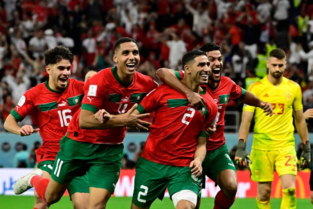 España-Marruecos | Celebración de Hakimi con sus compañeros tras poner el gol de la victoria (JAVIER SORIANO / AFP)